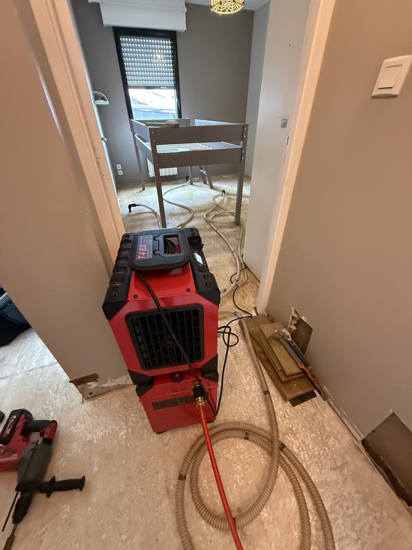 Turbine Corroventa T4 ES raccordée par perçage de 25 mm pour l'aspiration d'une chape flottante